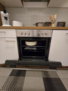 eine Küche mit einem Backofen und einer Schüssel im Innenbereich in der Unterkunft Weierbacher Panorama in Idar-Oberstein