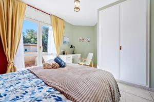 une chambre avec un lit et une grande fenêtre dans l'établissement Al Alba - Serene escape with shared swimming pool, à Bonmont Terres Noves 40 autres photos