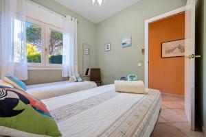 Una cama o camas en una habitación de Al Alba - Serene escape with shared swimming pool