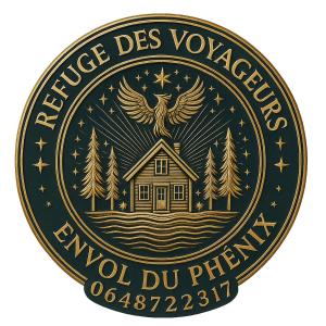 un insigne or et noir représentant une maison et un aigle dans l'établissement Refuge des voyageurs - Phenix, à Plouédern