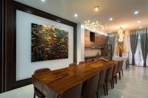 un comedor con una gran pintura en la pared en Nana Villa Hue, en Thôn Trường Giang