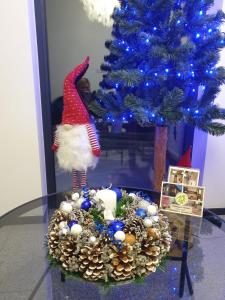 Ein Weihnachtsbaum mit einem Santa-Hut auf dem Tisch. in der Unterkunft Apartamenty Wakacyjne Historie in Mittelwalde + 112 Fotos