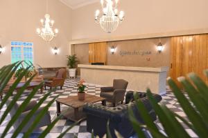 a lobby with chairs and a waiting area with chandeliers at Quinta das Águas Hotel in Itapira +32 photos