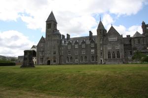 een oud kasteel met een grasveld ervoor bij Monastery 17 in Fort Augustus