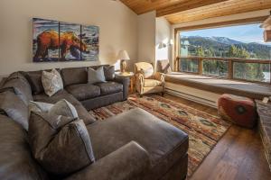 Posezení v ubytování Beaverhead Condo - 105 Beaverhead #301