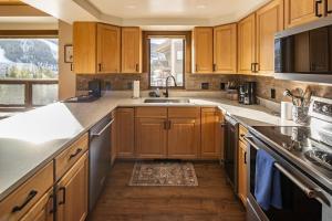 Kuchyň nebo kuchyňský kout v ubytování Beaverhead Condo - 105 Beaverhead #301 + 27 fotografií