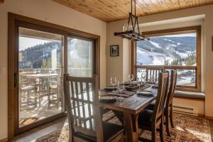 Nespecifikovaný výhled na hory nebo výhled na hory při pohledu z prázdninového domu