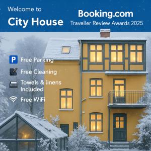 una casa de la ciudad con nieve encima en City House, en Odense