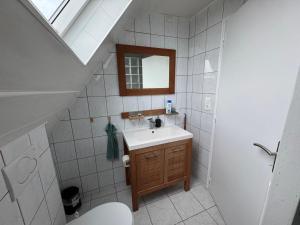 un baño con lavabo y espejo en Instant reposant, en Seltz 14 fotos más