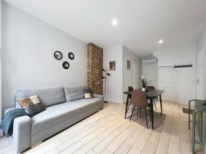 a living room with a couch and a table at Appartement confortable Oullins centre in Oullins
