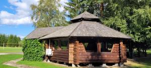 eine kleine Hütte mit Dach in einem Park in der Unterkunft Atsalama puhketalu kompleks in Atsalama