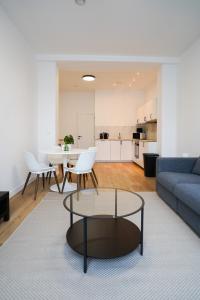 un salon avec un canapé et une table dans l'établissement Appartment Astrid 4, à Bruxelles