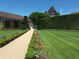 Garden sa labas ng Château de Pizay