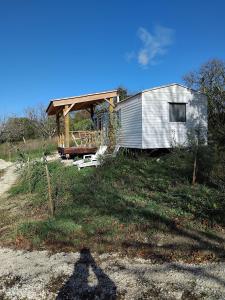 ein kleines Haus auf einem Feld in der Unterkunft Le Cottage du Lavoir-La P'tite Maiz in Bourg-de-Visa