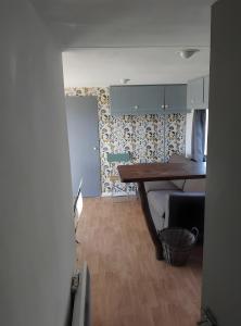 eine Küche mit einem Holztisch in einem Zimmer in der Unterkunft Le Cottage du Lavoir-La P'tite Maiz in Bourg-de-Visa