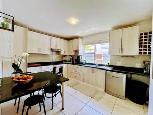 Kuchyň nebo kuchyňský kout v ubytování Grey Pearl at Strand