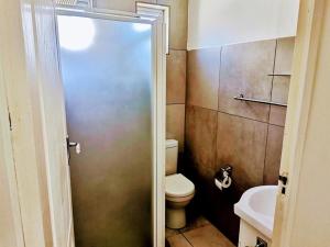 Koupelna v ubytování Grey Pearl at Strand + 4 fotografie