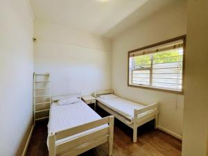 Postel nebo postele na pokoji v ubytování Grey Pearl at Strand