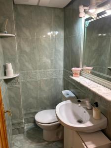 ein Badezimmer mit Toilette und Waschbecken in der Unterkunft Apartamento espacioso El Olivo in Córdoba + 16 Fotos