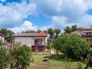 ein Gebäude mit einem Sonnendach darüber in der Unterkunft Villa Butterfly in Battaglia Terme
