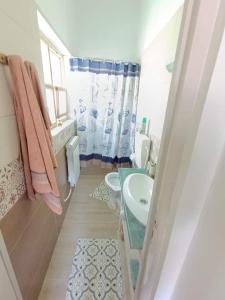 une salle de bain avec un lavabo et des toilettes dans l'établissement T3 duplex Annaba Kouba Baie des Corailleurs, à Annaba