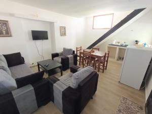 un salon avec un canapé et une table dans l'établissement T3 duplex Annaba Kouba Baie des Corailleurs, à Annaba