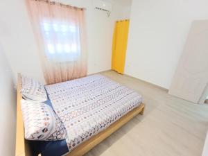 un petit lit dans une chambre avec une fenêtre dans l'établissement T3 duplex Annaba Kouba Baie des Corailleurs, à Annaba