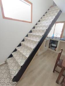 un escalier dans une pièce avec une table et une chaise dans l'établissement T3 duplex Annaba Kouba Baie des Corailleurs, à Annaba