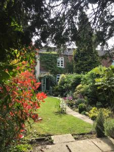 un jardin devant une maison avec des fleurs dans l'établissement Hideaway cottage, à Kirkhamgate