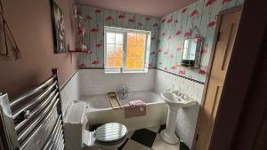une salle de bain avec une baignoire, des toilettes et un lavabo dans l'établissement Hideaway cottage, à Kirkhamgate 20 autres photos