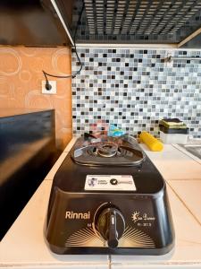 einem Toaster auf einer Küchentheke in der Unterkunft Studio Apt Cinere in Karangtengah