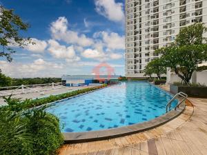 ein großes Schwimmbad vor einem Gebäude in der Unterkunft Studio Apt Cinere in Karangtengah