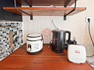 zwei Kaffeemaschinen und ein Toaster auf einer Theke in der Unterkunft Studio Apt Cinere in Karangtengah