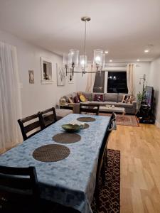 un salon avec une table et un canapé dans l'établissement Seaview home, Bedford Hwy Halifax, à Halifax