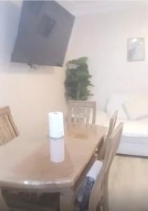 d'une table et de chaises avec une bougie. dans l'établissement 3 room appartment branes, à Tanger