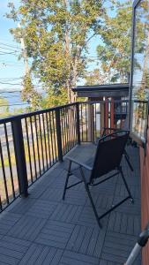 une chaise sur une terrasse avec vue sur l'eau dans l'établissement Seaview home, Bedford Hwy Halifax, à Halifax