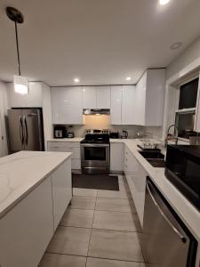 une cuisine avec des armoires blanches et des appareils en acier inoxydable dans l'établissement Seaview home, Bedford Hwy Halifax, à Halifax 14 autres photos