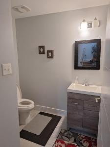 une salle de bain avec un lavabo et des toilettes dans l'établissement Seaview home, Bedford Hwy Halifax, à Halifax