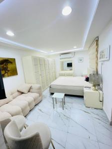 Kuchyň nebo kuchyňský kout v ubytování Private Studio Haven, Al Manhal-6