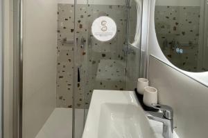 Koupelna v ubytování La Cocarde Arles Centre + 17 fotografií