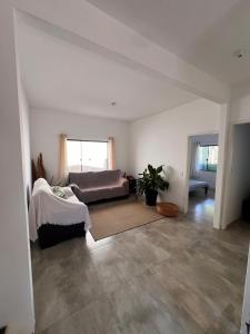 un soggiorno con un letto e un divano di Apartamentos e Suites Casa Verde a Búzios