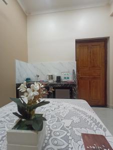 a vase of flowers sitting on top of a table at Roque's Place Goa in Betalbatim