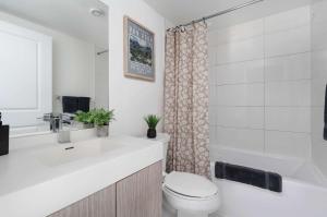 ein Badezimmer mit Toilette und Waschbecken in der Unterkunft Chic 2BR Condo Toronto Core Steps to Eaton Centre in Toronto