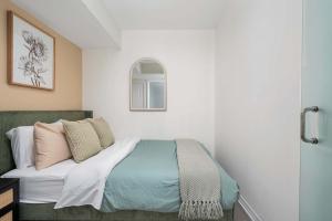 ein Schlafzimmer mit einem Bett mit Kissen darauf in der Unterkunft Chic 2BR Condo Toronto Core Steps to Eaton Centre in Toronto