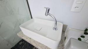 La salle de bains est pourvue d'un lavabo blanc et d'une douche. dans l'établissement Sunrise Flamengo - 4 Hóspedes, Metrô e Privativo!, à Rio de Janeiro 60 autres photos