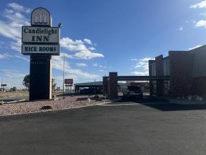 een bord voor een muziekwinkel op een parkeerplaats bij Candlelight Inn by Capital O Scottsbluff in Scottsbluff