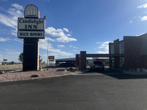 een bord voor een tankstation met een vrachtwagen bij Candlelight Inn by Capital O Scottsbluff in Scottsbluff