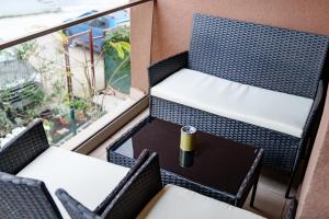 un balcone con due sedie e un drink su un tavolo di Escape Lounge a Craiova