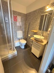 Un baño de Core De Roma Suites 40 fotos más