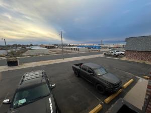 een zwarte truck geparkeerd op een parkeerplaats bij Candlelight Inn by Capital O Scottsbluff in Scottsbluff +36 foto's